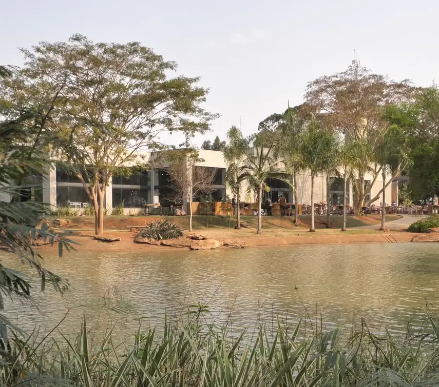 Fazenda Felix vista do lago, com área verde ao redor