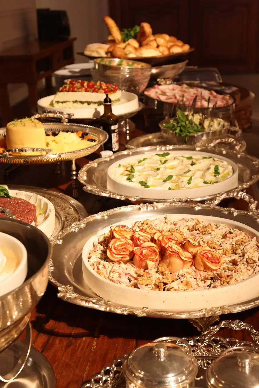 Mesa posta com taças e arranjo, detalhe de casamento